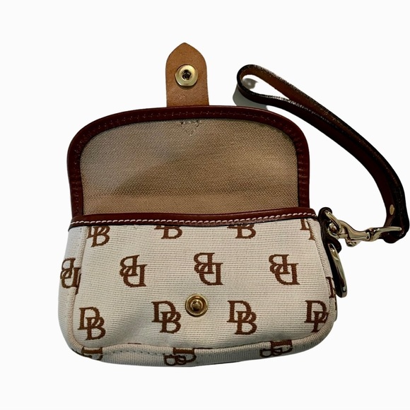 Dooney & Bourke clutch w/ wrist strap - Picture 3 of 5